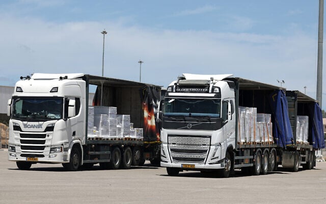 Trucks carrying aid wait to enter the Gaza Strip from the Israeli side of the Kerem Shalom border crossing, on May 20, 2025. (Jack GUEZ / AFP) Trucks carrying aid wait to enter the Gaza Strip from the Israeli side of the Kerem Shalom border crossing, on May 20, 2025. (Jack GUEZ / AFP)