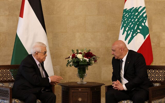 Lebanese President Joseph Aoun (R) meets with Palestinian Authority President Mahmud Abbas, at the Presidential Palace in Baabda, on May 21, 2025/ (ANWAR AMRO / AFP)
