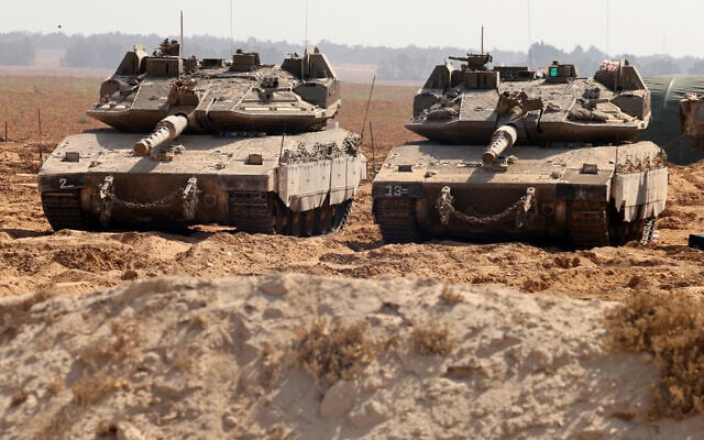 Israeli army tanks take position at the border between Israel and the Gaza Strip on May 22, 2025. (Jack GUEZ / AFP)