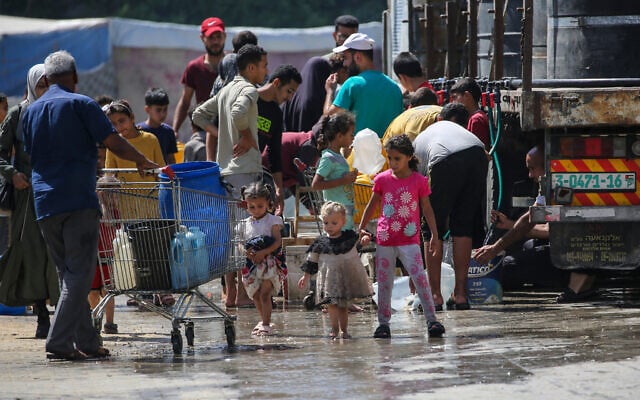 Palestinians gather to fill their containers with water in the Nuseirat camp for refugees in the central Gaza Strip on May 24, 2025. (Eyad BABA / AFP) Palestinians gather to fill their containers with water in the Nuseirat camp for refugees in the central Gaza Strip on May 24, 2025. (Eyad BABA / AFP)