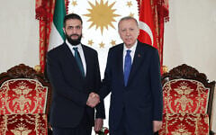 Turkish President Recep Tayyip Erdogan (R) and Syria's interim leader Ahmed al-Sharaa (L) shake hands during their meeting in Istanbul, Turkey, May 24, 2025. (HANDOUT / TURKISH PRESIDENTIAL PRESS SERVICE / AFP)