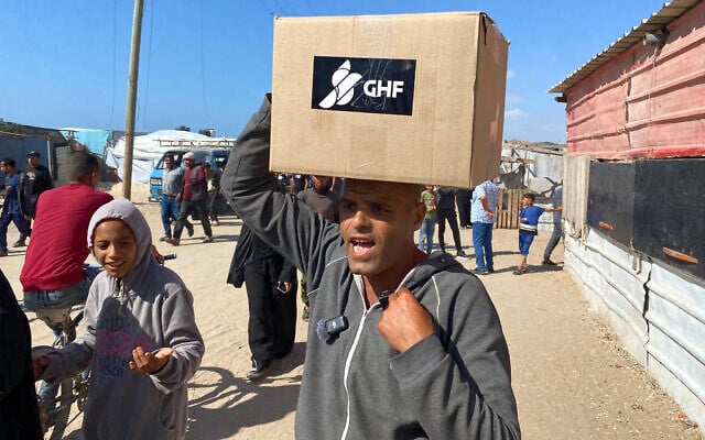 Displaced Palestinians receive food packages from the US-backed Gaza Humanitarian Foundation, in western Rafah in the southern Gaza Strip on May 27, 2025. (Photo by AFP) Displaced Palestinians receive food packages from the US-backed Gaza Humanitarian Foundation, in western Rafah in the southern Gaza Strip on May 27, 2025. (Photo by AFP)