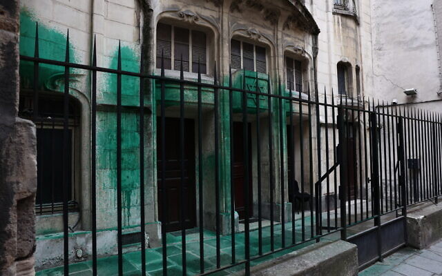 A photo shows green paint thrown on the walls of the Agoudas Hakehilos synagogue in Paris, France, on May 31, 2025. (Thibaud MORITZ / AFP) A photo shows green paint thrown on the walls of the Agoudas Hakehilos synagogue in Paris, France, on May 31, 2025. (Thibaud MORITZ / AFP)
