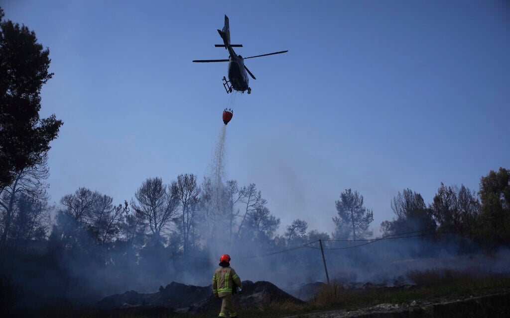 Israeli fire crews battle a wildfire in Latrun, outside of Jerusalem, May 1, 2025. (AP/Ohad Zwigenberg)