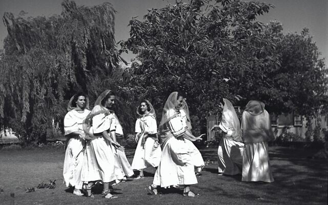 Shavuot celebrations in Kibbutz Ramat Yohanan in 1945 (Credit Yaakov Rosner/KKL-JNF archive)
