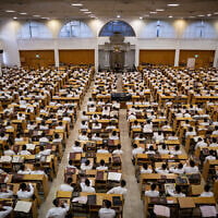 Yeshiva students listen to a Torah lesson at the Hebron Yeshiva in Jerusalem on August 16, 2018. (Aharon Krohn/Flash90)