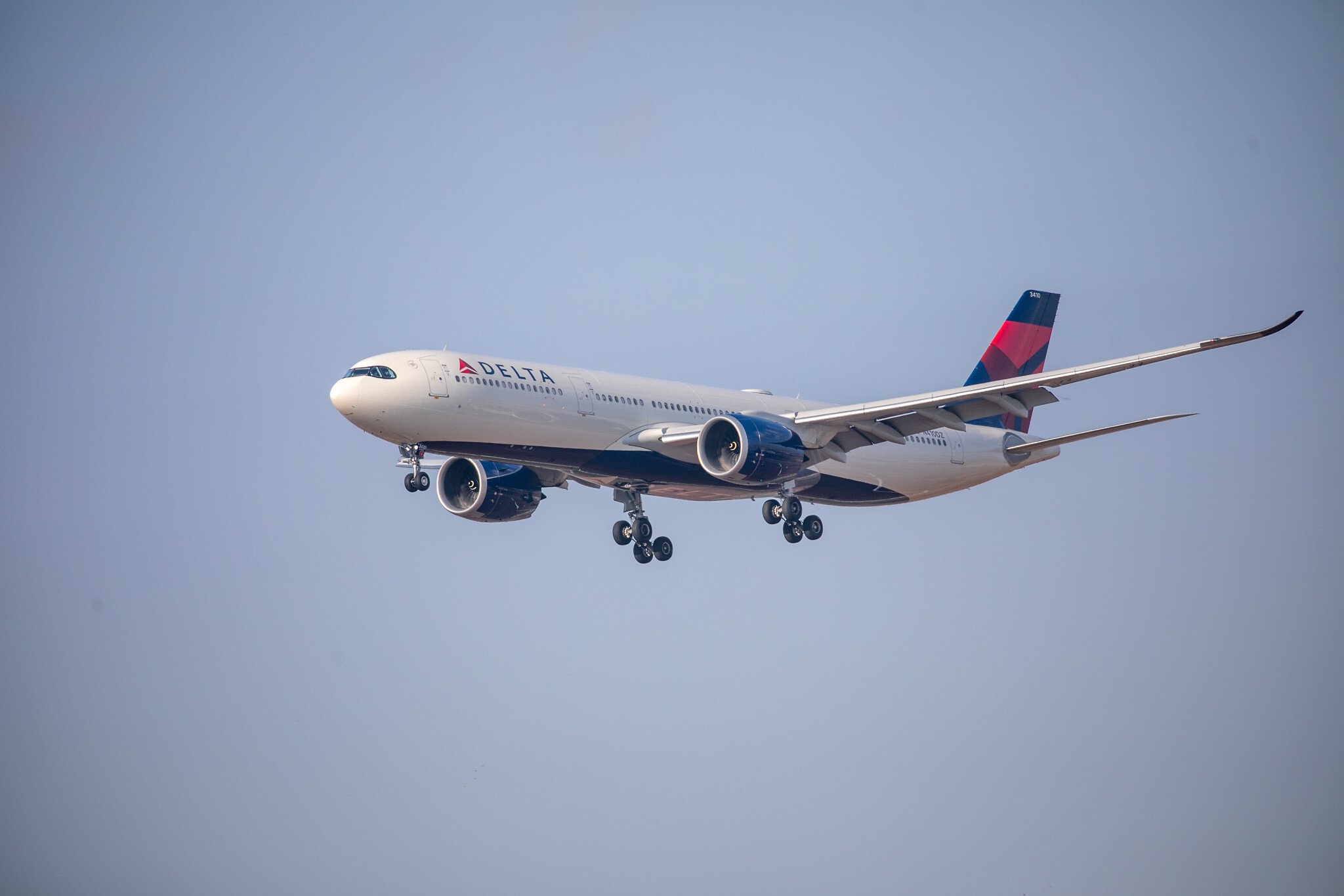 Delta Airlines resumes flights to Israel, Lufthansa extends suspension