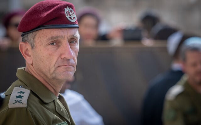 Then-outgoing IDF chief of staff Herzi Halevi visits the Western Wall in Jerusalem's Old City, March 05, 2025. (Chaim Goldberg/Flash90)