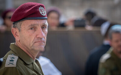 Then-outgoing IDF Chief of Staff Herzi Halevi visits the Western Wall in Jerusalem's Old City, March 5, 2025. (Chaim Goldberg/Flash90)
