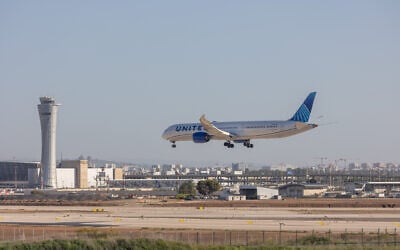 A United flight lands at Ben Gurion International Airport, March 31, 2025 (Yossi Aloni/FLASH90)