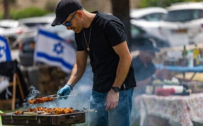 People celebrate Israel's 77th Independence Day at Sacher Park in Jerusalem, May 1, 2025. (Yonatan Sindel/Flash90)