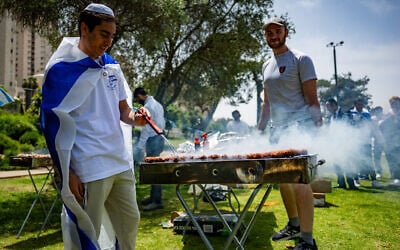 People celebrate Israel's 77th Independence Day at Sacher Park in Jerusalem, May 1, 2025. (Yonatan Sindel/Flash90)
