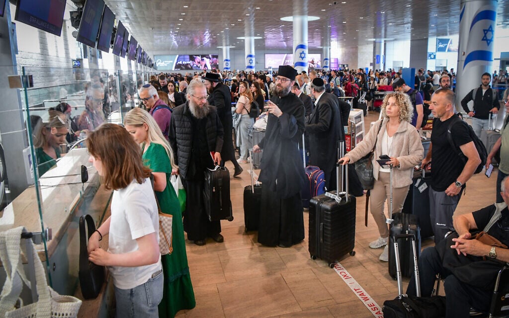 Airlines further extend pauses on Israel flights, in sign they may stay away longer