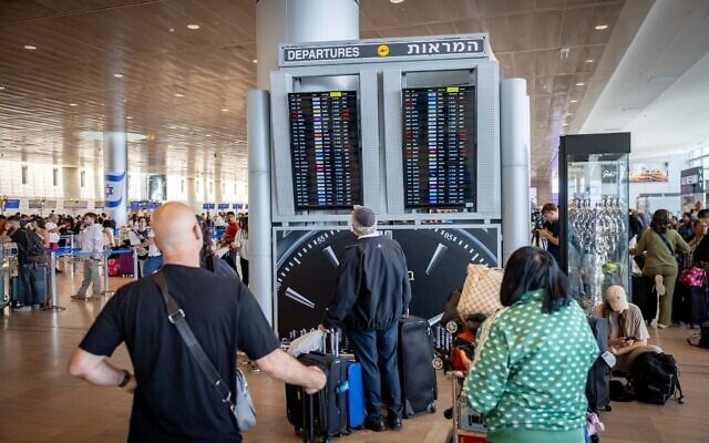 Passengers at Ben Gurion Airport, near Tel Aviv, May 4, 2025. (Chaim Goldberg/ Flash90)