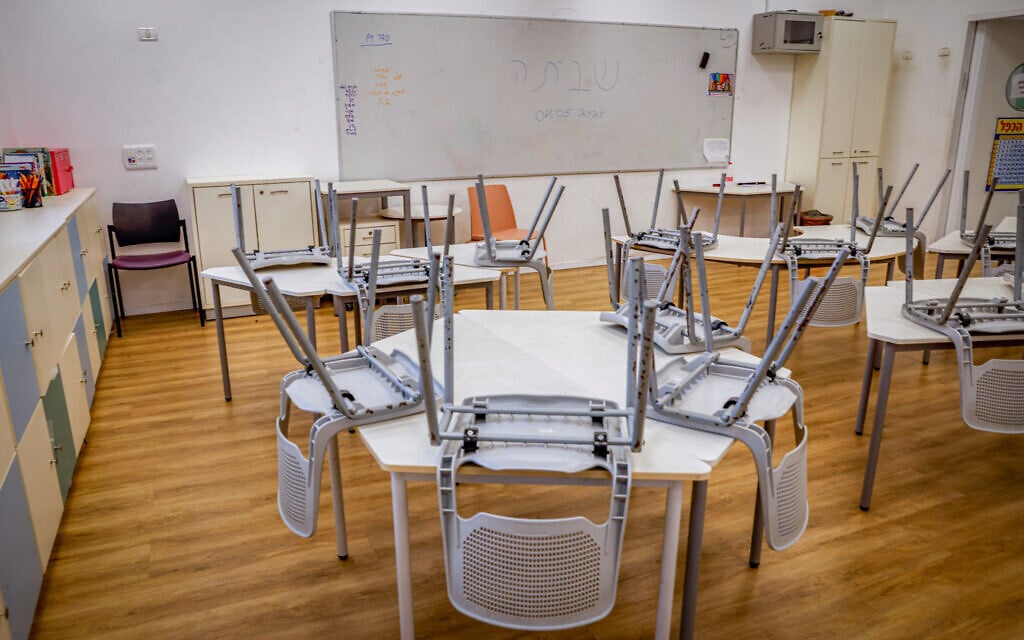 Hundreds of schools, kindergartens stay shut as teachers continue unofficial strike