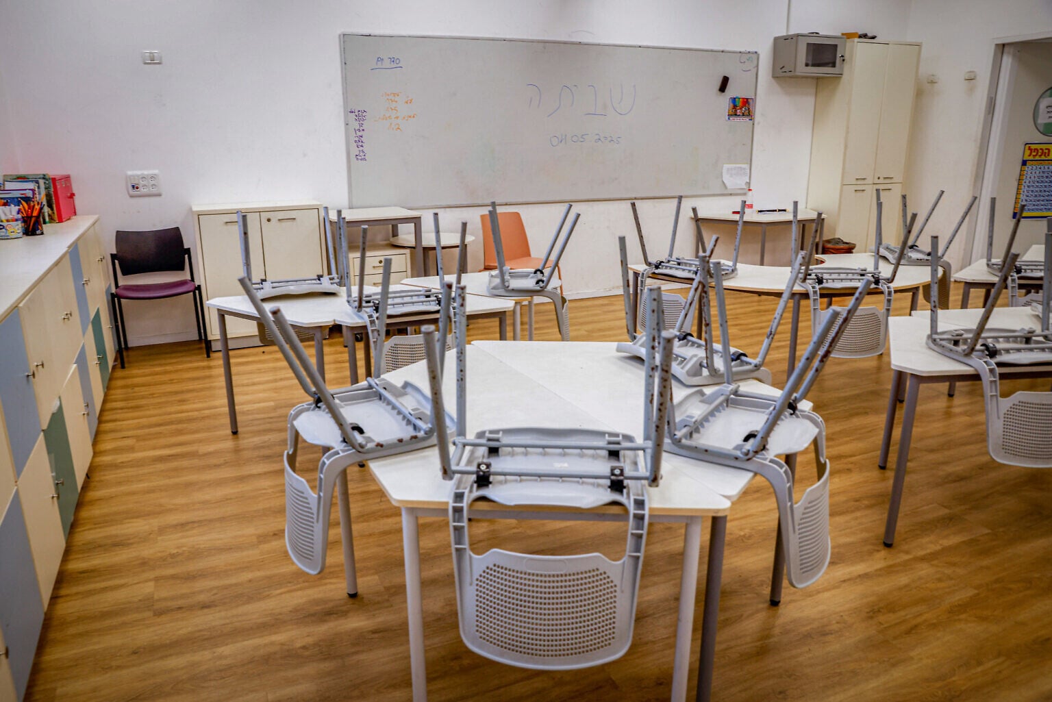 View of an empty classroom at a school in Tel Aviv, during a strike, on May 4, 2025. Yehoshua Yosef/Flash90)
