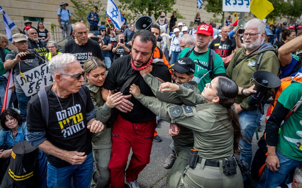 Violence erupts near Knesset as police forcibly disperse anti-government protesters