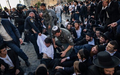 Haredi Jews protest and clash with police during a protest against the drafting of ultra-Orthodox Jews to the Israeli army, Jerusalem, May 5, 2025. (Chaim Goldberg/Flash90)