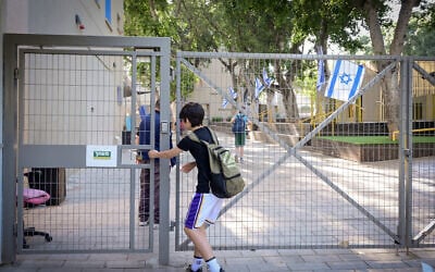 A few students go back to school in Tel Aviv following a country wide teachers strike over a cut in their wages, May 6, 2025. (Avshalom Sassoni/Flash90)