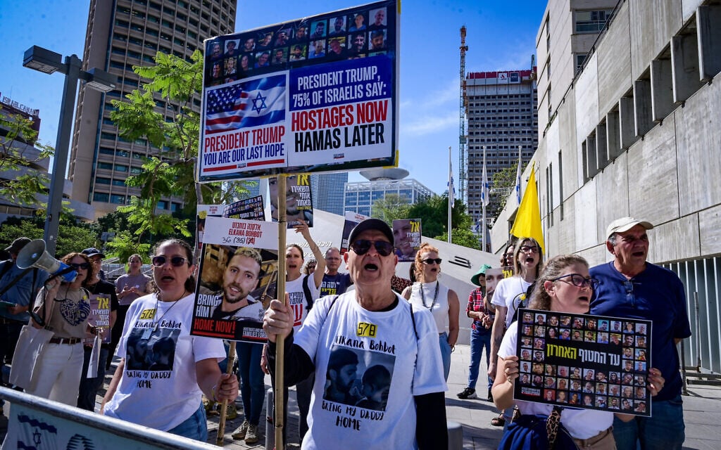 Demonstrators protest for the release of Israelis held hostage in the Gaza Strip, outside the District court in Tel Aviv on May 6, 2025. (Avshalom Sassoni/Flash90)