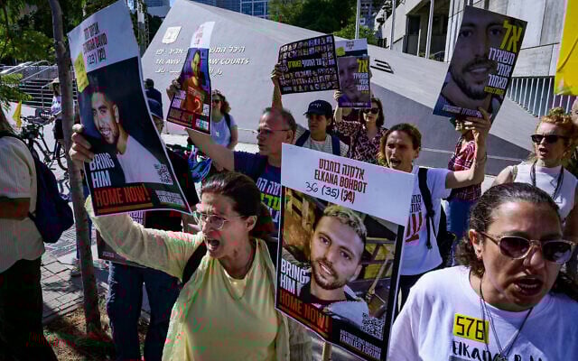 Demonstrators protest for the release of Israelis held hostage in the Gaza Strip, outside the District Court in Tel Aviv, where Prime Minister Benjamin Netanyahu is testifying in the trial against him, May 6, 2025. (Avshalom Sassoni/Flash90)