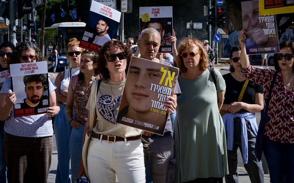 Demonstrators protest for the release of Israelis held hostage in the Gaza Strip, outside the District Court in Tel Aviv, where Prime Minister Benjamin Netanyahu is testifying in the trial against him, May 6, 2025. (Avshalom Sassoni/Flash90)