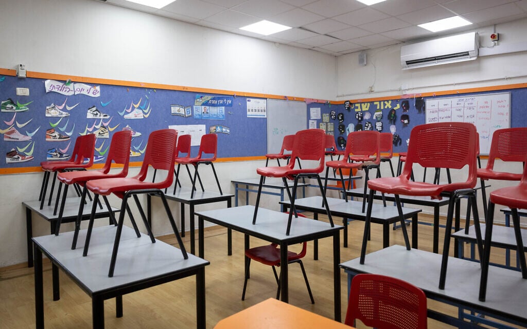 Labor Court rules teachers must stop taking sick days to protest salary cuts