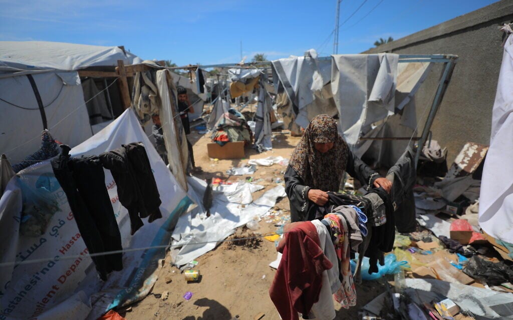 Palestinians at the site of an Israeli airstrike, in Deir al-Balah, central Gaza Strip, May 7, 2025. (Ali Hassan/Flash90)