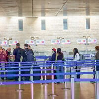 Travelers lining up to check in for flights at Ben Gurion Airport, May 7, 2025. (Nati Shohat/Flash90)