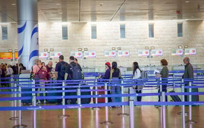 Travelers lining up to check in for flights at Ben Gurion Airport, May 7, 2025. (Nati Shohat/Flash90)
