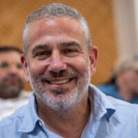 Right-wing media personality Yinon Magal attends a hearing at the Supreme Court in Jerusalem on May 9, 2025. (Chaim Goldberg/Flash90)