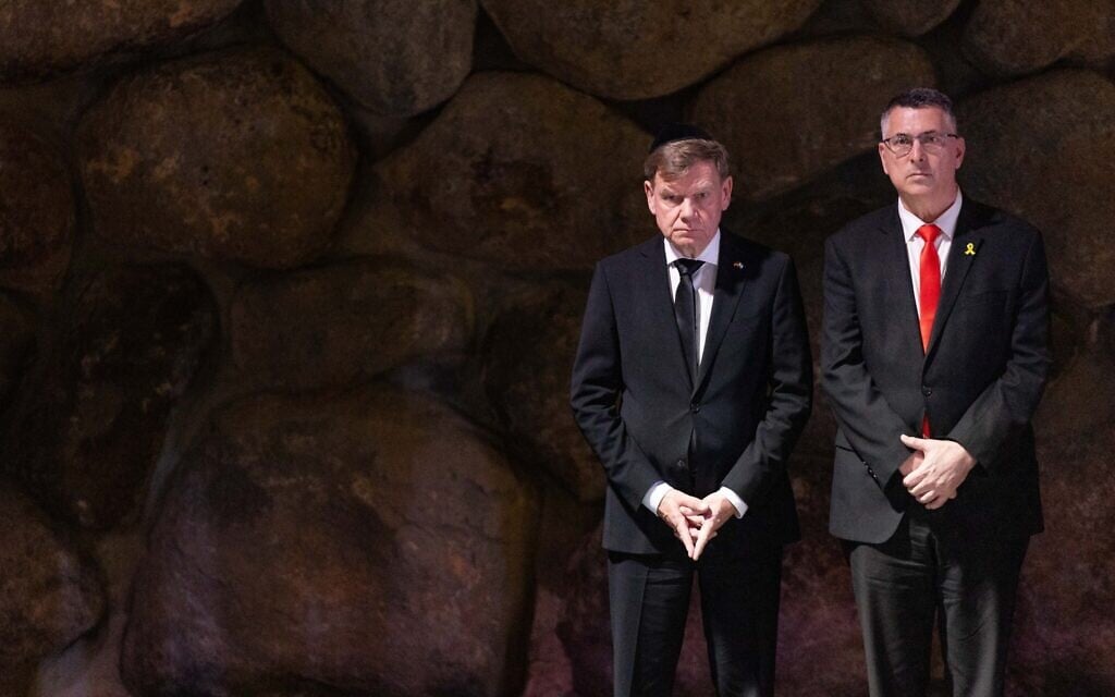 German Foreign Minister Johann Wadephul and Foreign Minister Gideon Sa'ar (R) visit the Yad Vashem Holocaust Memorial museum in Jerusalem on May 11, 2025 (Yonatan Sindel/Flash90)