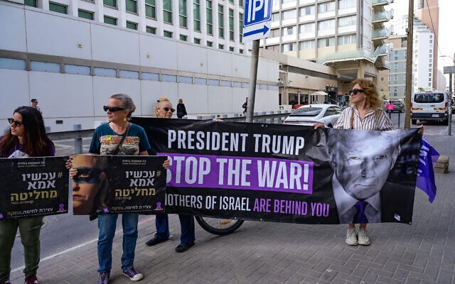 Israeli mothers call to end the war in Gaza and for the release of hostages outside the US Embassy Branch Office in Tel Aviv, May 15, 2025. (Avshalom Sassoni/Flash90)