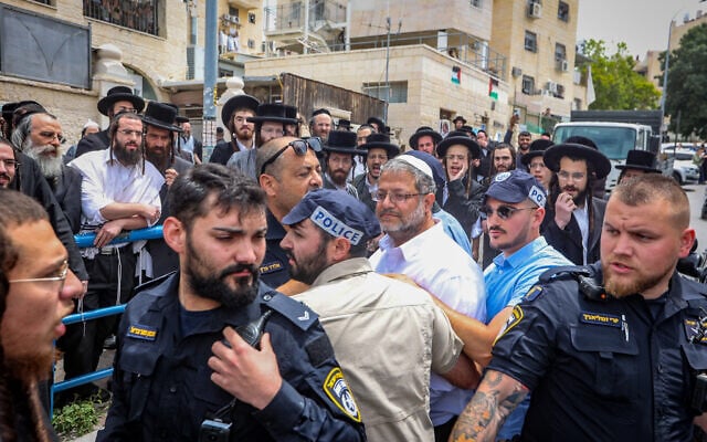 Ultra-Orthodox residents of Beit Shemesh protest against National Security Minister Itamar Ben-Gvir and his wife Ayala, May 15, 2025. (Yaakov Lederman/Flash90)