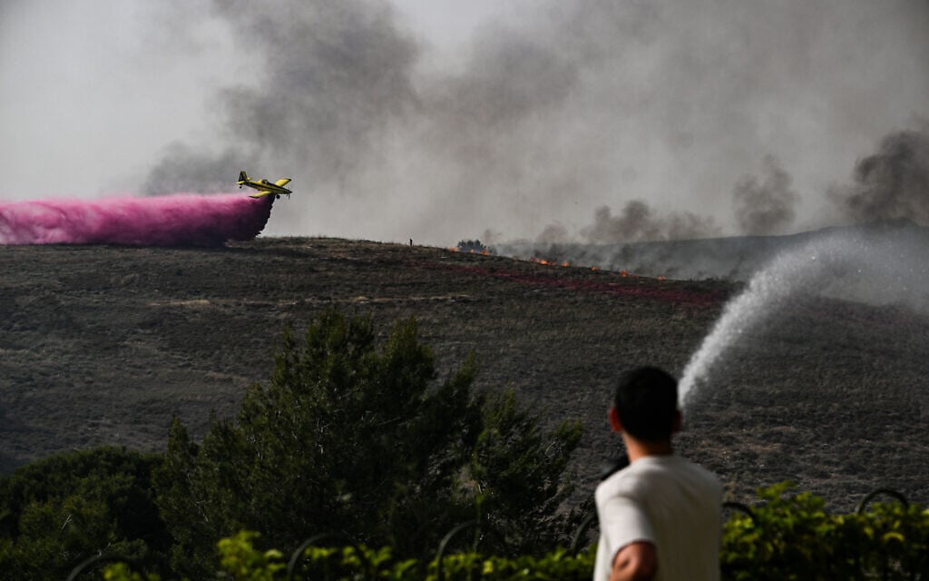 Firefighters try to extinguish a fire near Yokneam Illit, May 17, 2025. (Flash90)