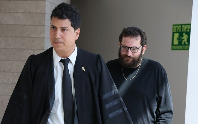 Qatargate suspect Jonatan Urich arrives to a hearing at the Central District Court with his attorney, Amit Hadad, on May 22, 2025. (Jonathan Shaul/Flash90)
