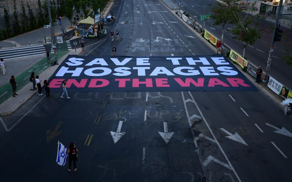 Protesters call for a deal to end the war in Gaza and return the remaining hostages, outside the IDF military headquarters in Tel Aviv, on May 24, 2025. (Tomer Neuberg/Flash90)