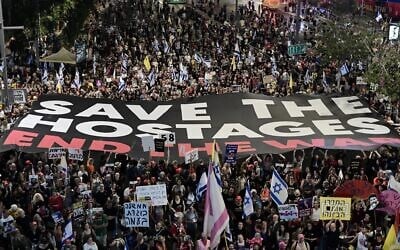 Demonstrators protest against the Israeli government and for the release of Israelis held hostage in the Gaza Strip outside Hakirya Base in Tel Aviv, May 24, 2025. (Tomer Neuberg/Flash90)