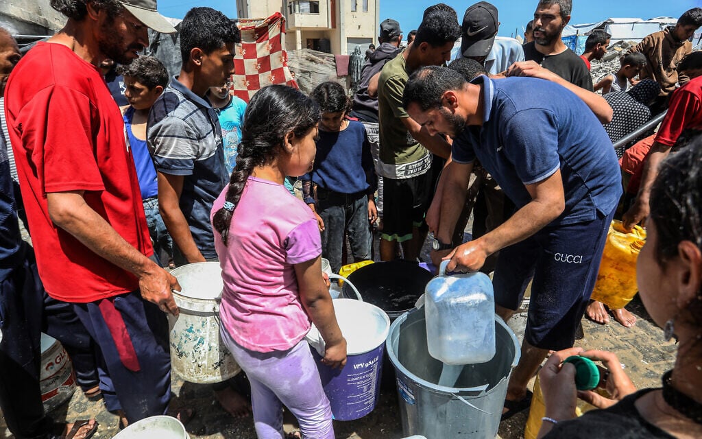 Palestinians collect drinking water in Khan Younis, in the southern Gaza Strip, May 25, 2025. (Abed Rahim Khatib/Flash90)