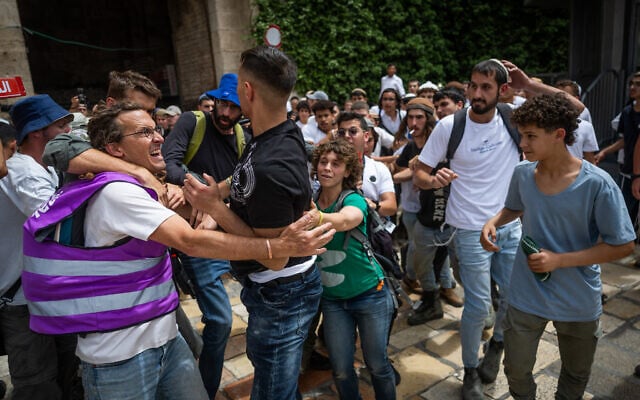 Right-wing and left-wing activists protest and clash at Damascus Gate in Jerusalem's Old City, ahead of the Jerusalem Day Flag March, May 26, 2025. (Chaim Goldberg/Flash90)