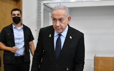 Prime Minister Benjamin Netanyahu arrives at the courtroom at the Tel Aviv District Court before the start of his testimony in his criminal trial, May 27, 2025. (Reuven Kastro/POOL)