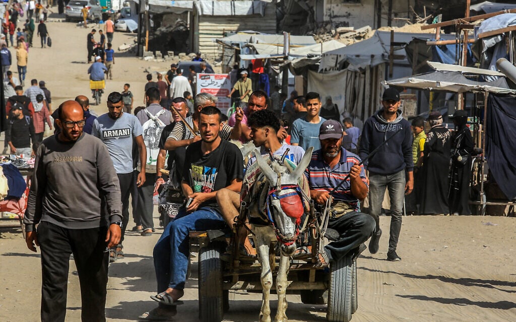 Palestinians in Khan Younis, in the southern Gaza Strip, on May 28, 2025 (Abed Rahim Khatib/Flash90)