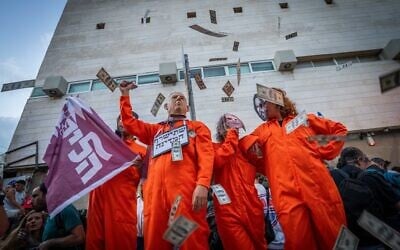 Demonstrators protest against the government and for the release of the hostages held captive in the Gaza Strip, outside the Likud headquarters in Tel Aviv, May 28, 2025. (Erik Marmor/Flash90)