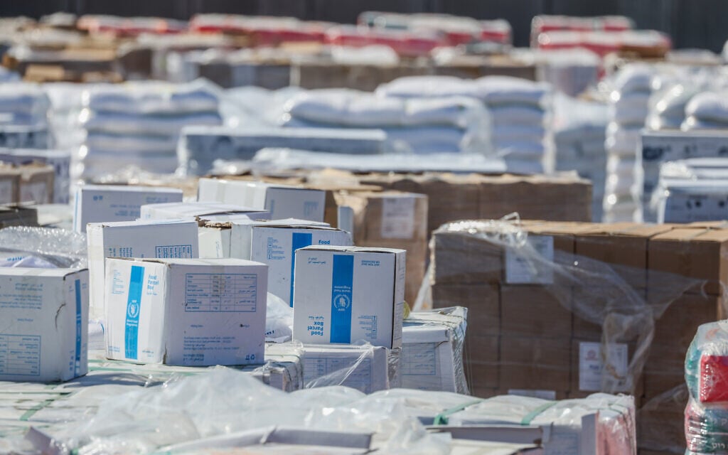 Humanitarian aid to the Gaza Strip at the Kerem Shalom border crossing, on the Israeli side of the border with the Gaza Strip, May 29, 2025. (Flash90)