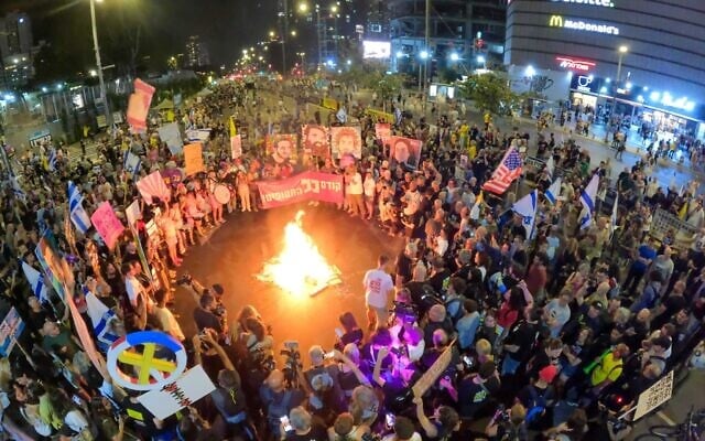 Protesters for a hostage deal light a bonfire on the road at the end of a rally at Begin Gate in Tel Aviv, May 17, 2025. (Gilad Furst/Pro-Democracy Protest Movement)