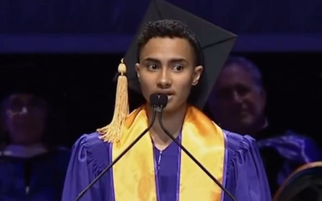 NYU student Logan Rozos delivering a speech at a graduation ceremony in New York City, May 14, 2025. (X screenshot used in accordance with article 27a of the Copyright Law)