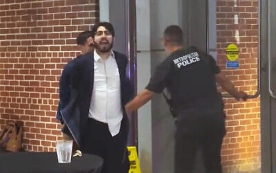 The suspect in the shooting of two Israeli Embassy staffers at the Capital Jewish Museum, Elias Rodriguez, shouts 'Free Palestine' as he is arrested, May 21, 2025. (Screenshot: X; used in accordance with Clause 27a of the Copyright Law)