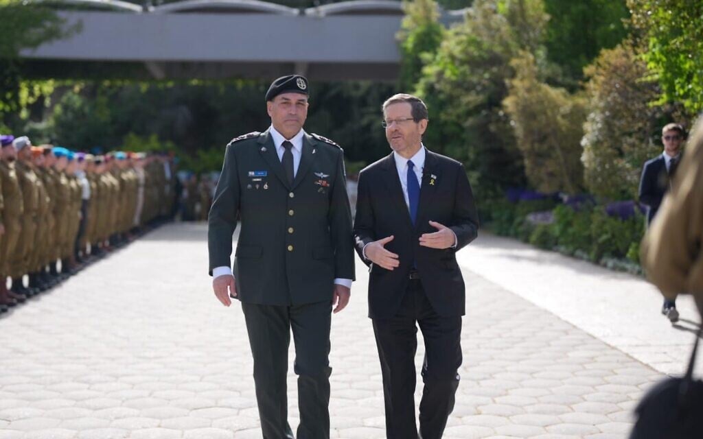 President Isaac Herzog (right) and IDF chief Lt. Gen. Eyal Zamir at an Independence Day ceremony in Jerusalem, May 1, 2025. (Elad Malka)