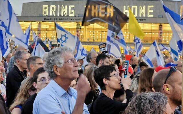 Anti-government protesters gather at Habima Square, Tel Aviv, May 3, 2025. (Zohar Bar-Yehuda/Pro-Democracy Protest Movement) Anti-government protesters gather at Habima Square, Tel Aviv, May 3, 2025. (Zohar Bar-Yehuda/Pro-Democracy Protest Movement)