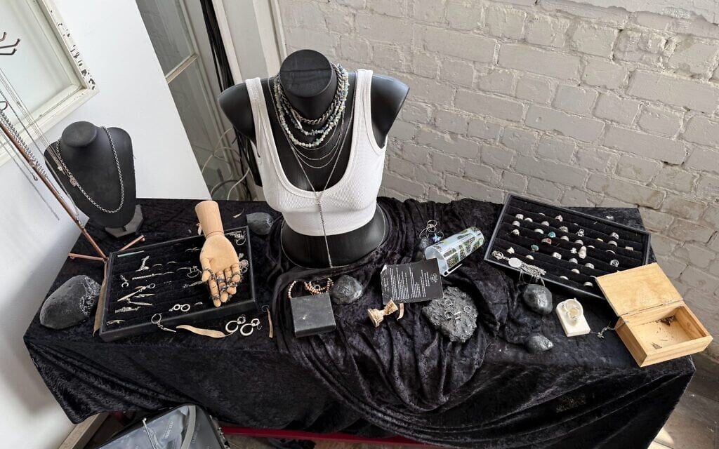 New exhibition recreates ex-hostage’s Nova jewelry stand